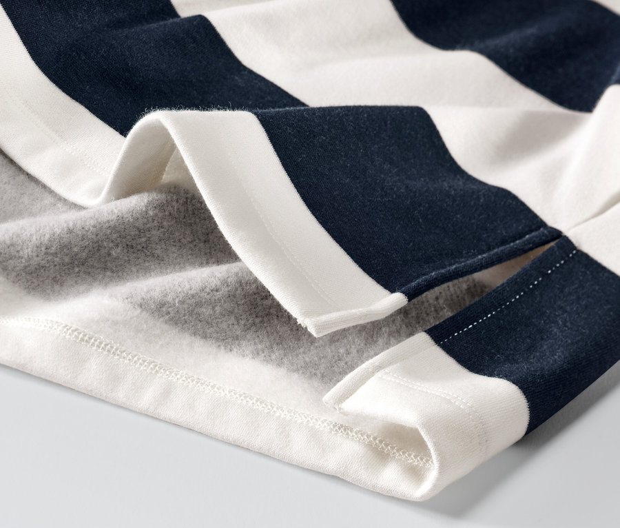 Detailansicht eines gestreiften Hoodies.