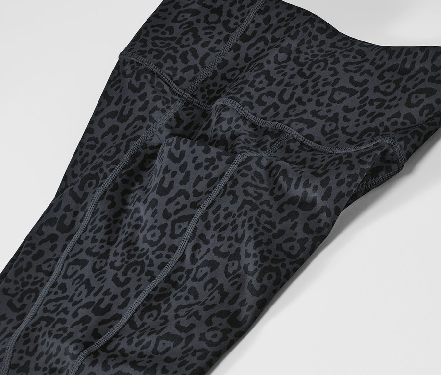 Detailaufnahme einer grau-schwarzen Sporttight mit Tiermuster.