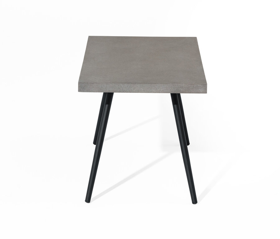 Couchtisch mit Polyzement-Tischplatte und schwarzen Beinen.