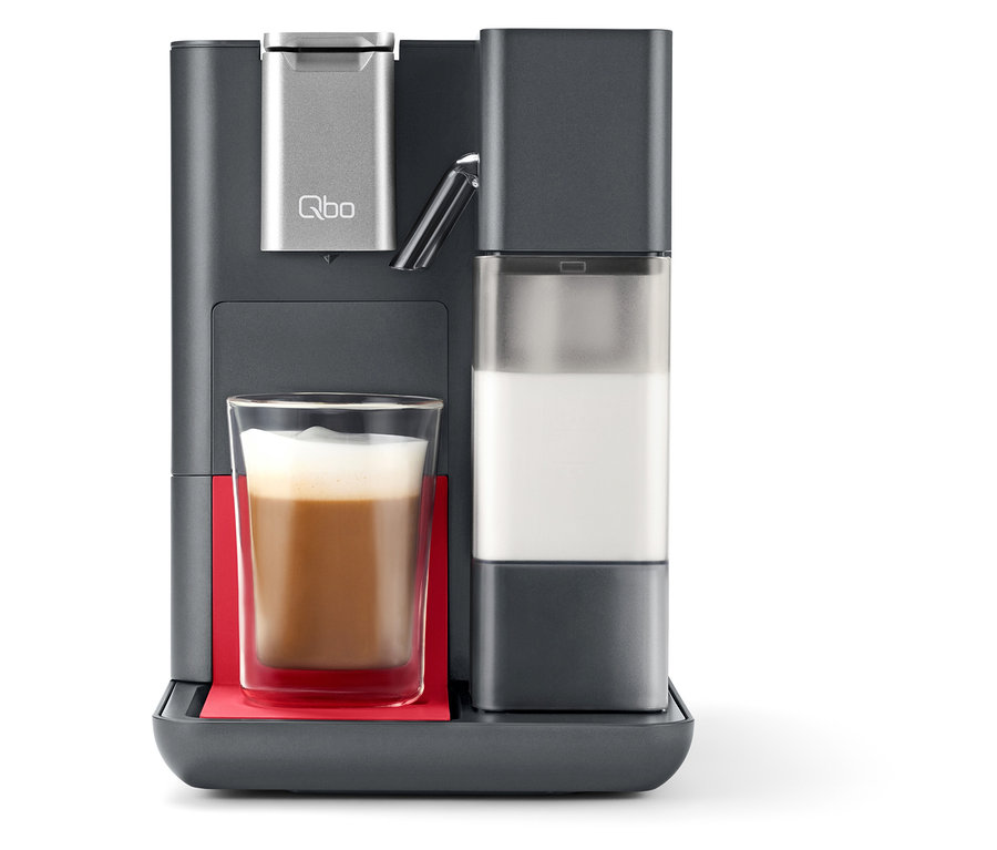 Qbo MILK MASTER Lipstick Red Kaffeemaschine mit Kaffee im Glas.