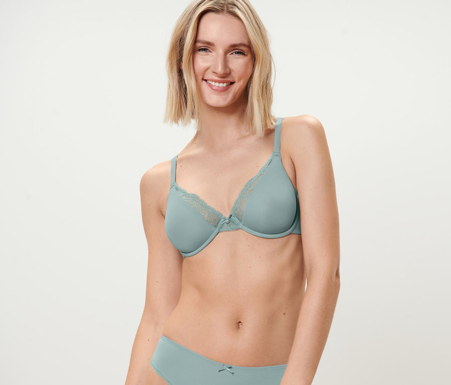 Frau trägt einen aqua Bügel-BH und passende Unterhose.