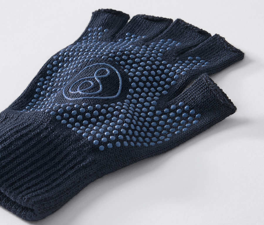 Detailaufnahme eines blauen Yoga-Handschuhs mit Anti-Rutsch-Noppen.