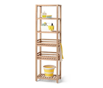 Reinigungsmittel auf einem Massivholzregal.