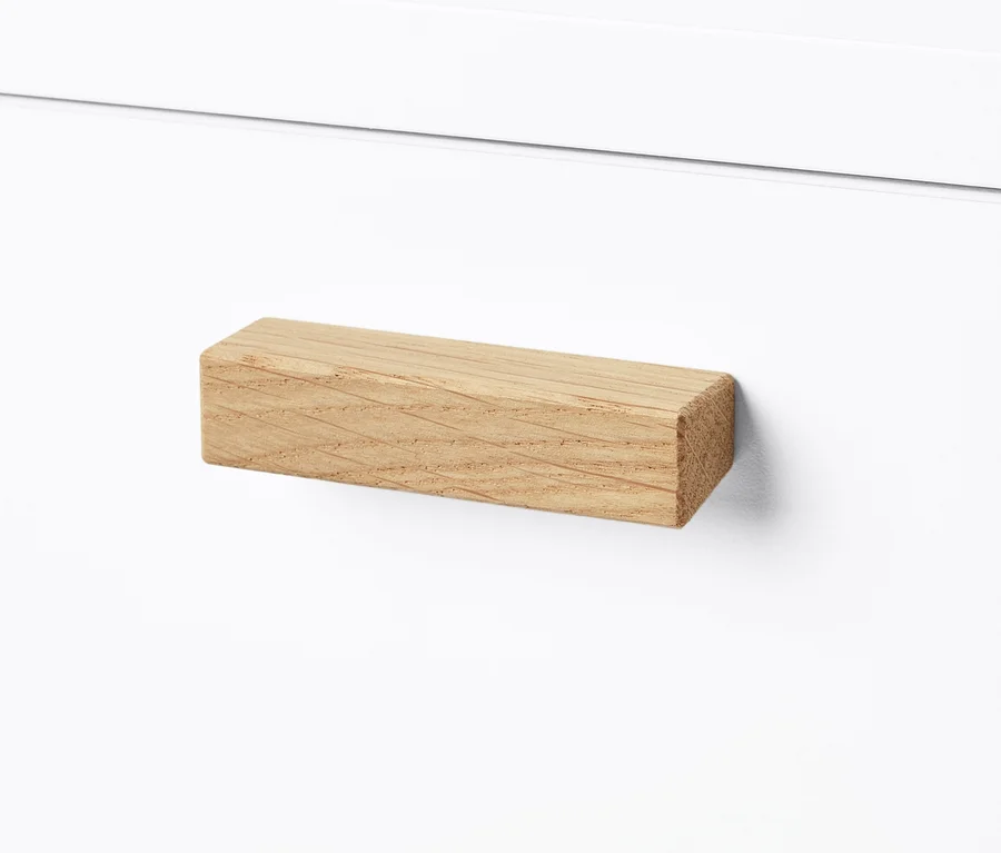 Detailaufnahme eines schmalen Bad-Beistellschranks mit Schublade und Tür und Holzgriff.