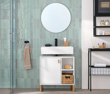 Modernes Badezimmer mit mintgrünen Fliesen. Links eine Duschkabine und Toilette. Rechts ein weißer Waschbeckenunterschrank mit Tür und Seitenfach, darüber ein runder Spiegel «Ameca». Daneben ein schwarzer Wandschrank mit Glastür und eine schwarze schmale Konsole mit Ablageflächen.