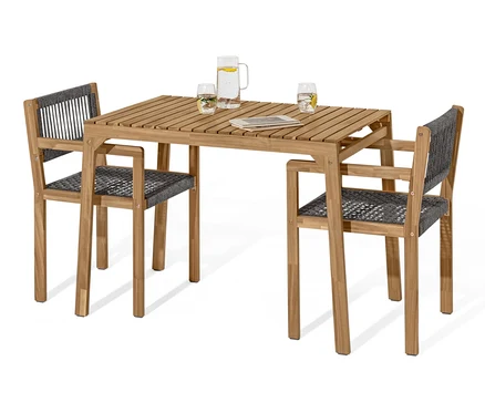 Zwei Stühle und ein Tisch des Balkon-Sets mit Textilgeflecht. Auf dem Tisch stehen Wassergläser und eine Karaffe.