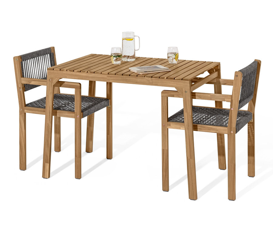 Zwei Stühle und ein Tisch des Balkon-Sets mit Textilgeflecht. Auf dem Tisch stehen Wassergläser und eine Karaffe.