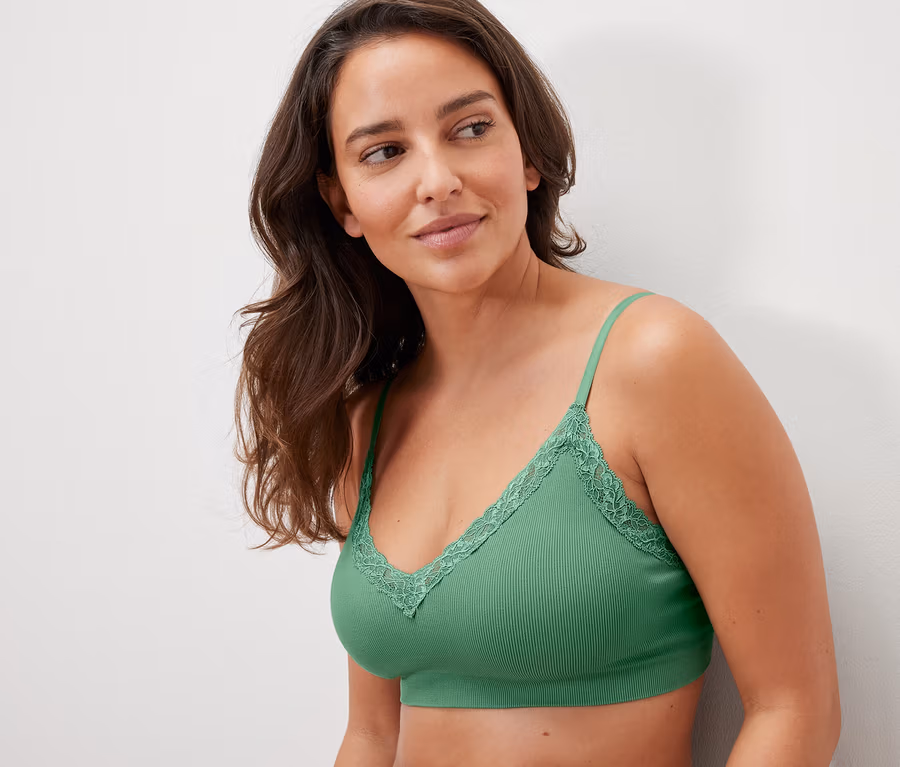 Frau trägt grünes Seamless-Bustier.