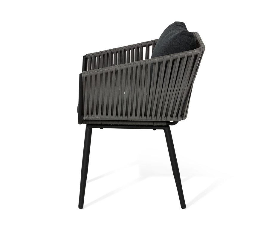 Seitenansicht eines Dining-Sessels mit Textilgeflecht und grauem Sitzkissen, mit schwarzen Beinen.