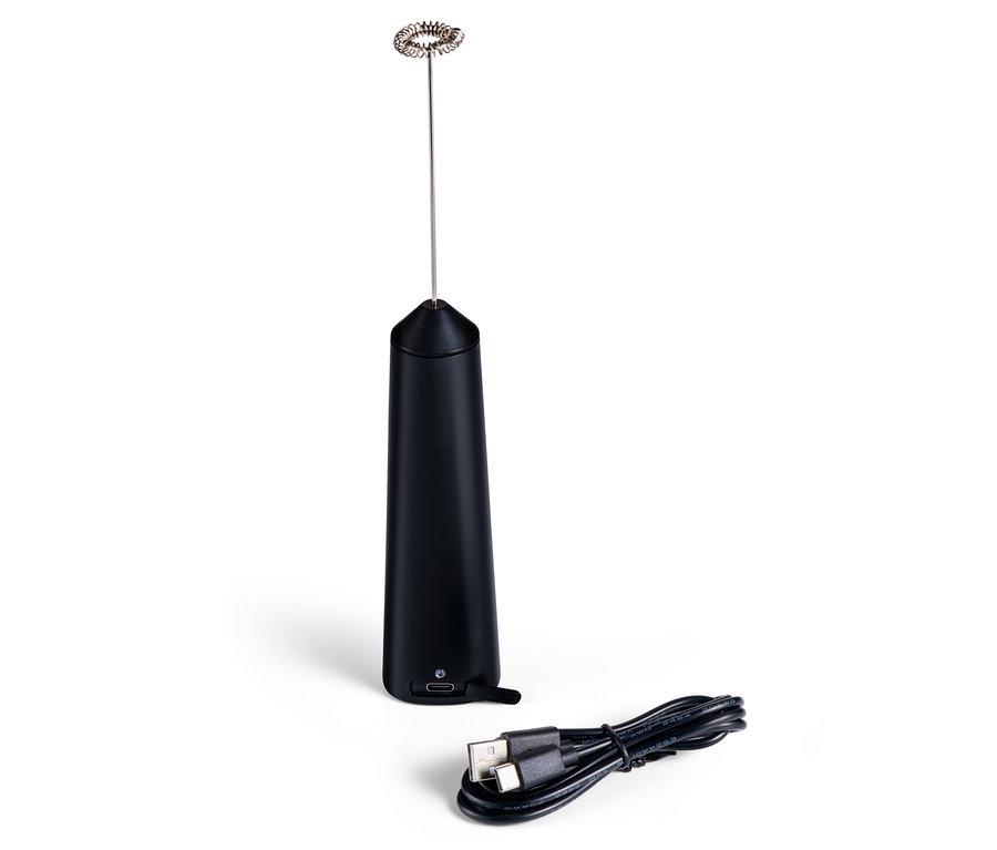 Ein schwarzer, wiederaufladbarer Akku-Milchaufschäumer und ein Ladekabel liegen auf einer weißen Oberfläche.