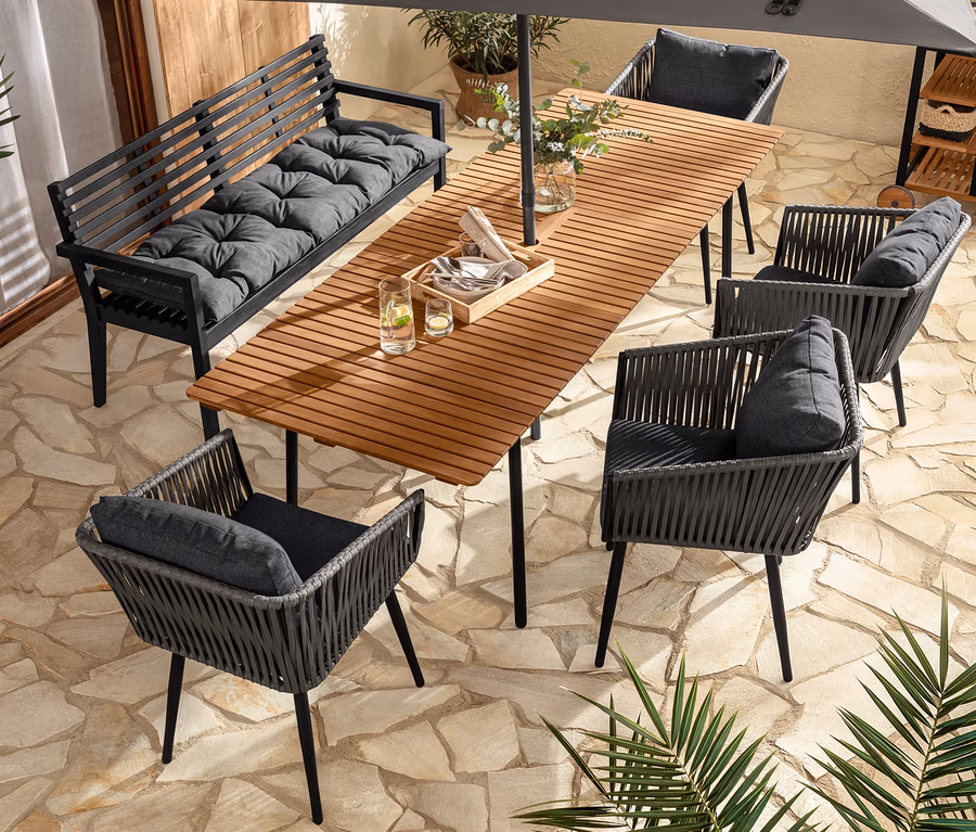 Eine Aussensitzgruppe mit Ausziehtisch »Elin«, Gartenbank mit Armlehne, Dining-Sesseln mit Textilgeflecht und Gartenbank-Auflage.