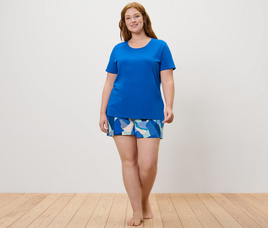 Frau trägt einen Shorty-Pyjama.