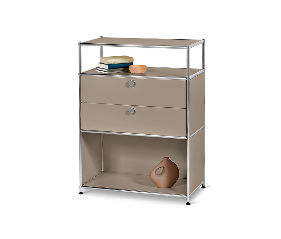 Kommode Metall »CN3« mit 2 Schubladen in Taupe. Oben liegen Bücher und eine Schale, unten eine Vase.