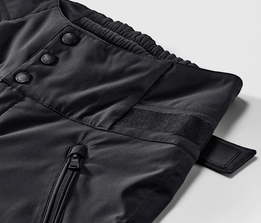 Detailaufnahme einer schwarzen High-Waist-Skihose.