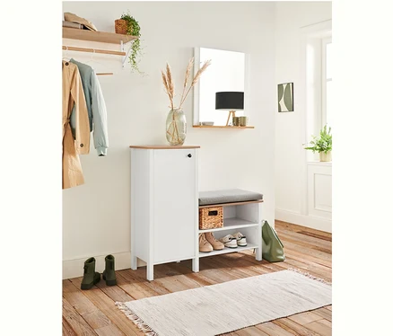 Im Flur befinden sich eine Wandgarderobe, ein Spiegel »Jelda«, weiß/eiche und eine Sitzbank mit Schuhschrank.