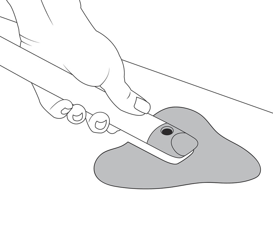 Eine Hand hält den 4-in-1-Fugenmeister und reinigt grauen Schmutz.