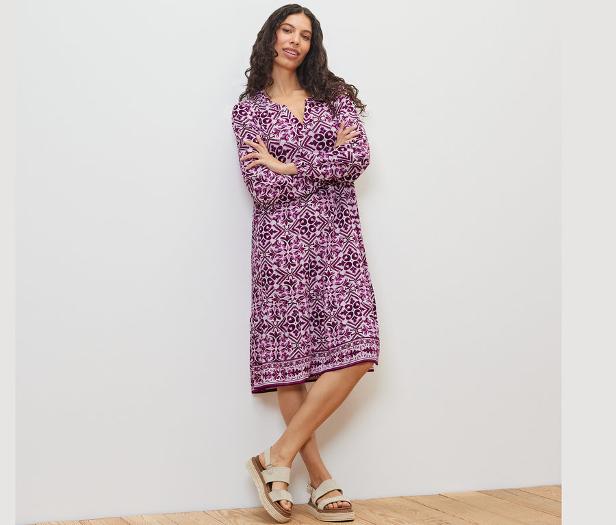 Frau posiert in einem bedruckten Webkleid.