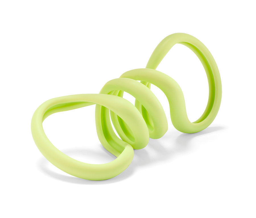 Ein hellgrünes Hunde-Zerrspielzeug ist spiralförmig auf einem weißen Hintergrund angeordnet.