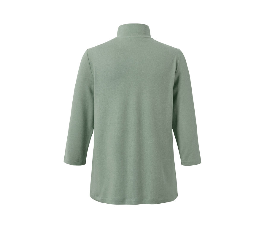 Nahaufnahme eines salbeigrünen Feinstrickshirts mit langen Ärmeln.