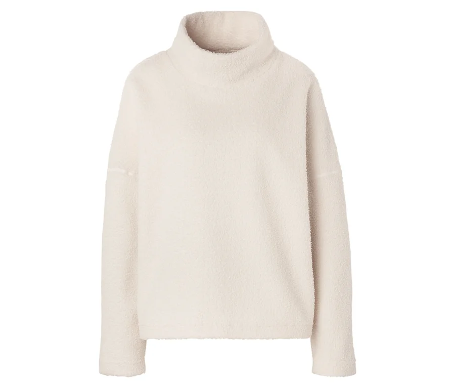 Ein cremefarbener Fleecepullover mit Rollkragen.