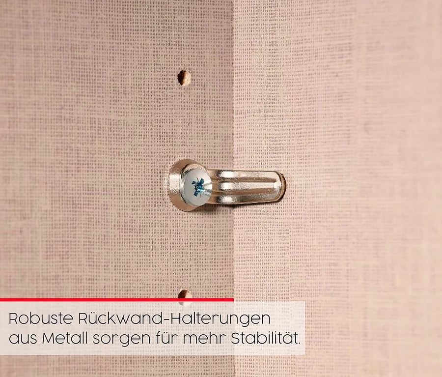 Detail einer robusten Metallhalterung für die Rückwand, die an einer hellbraunen Holzoberfläche befestigt ist.