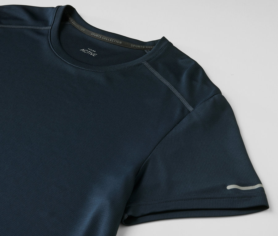 Dunkelblaues Funktionsshirt.