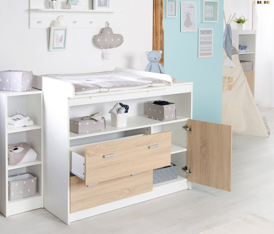 Kinderzimmer mit roba »Gabriella« Wickelkommode mit offenen Schubladen und Regalen.