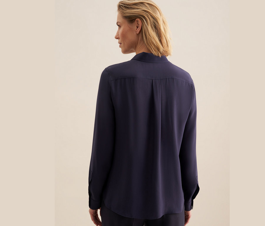 Frau trägt eine Seidensticker Bluse aus Viskose.