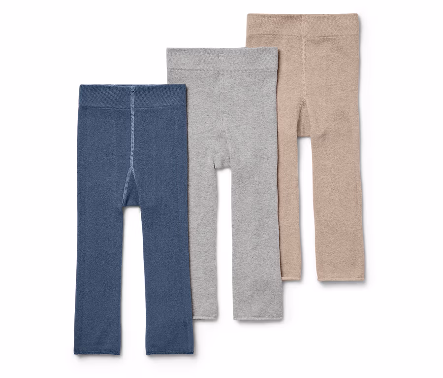 Drei Kinder Leggings in blau, grau und beige nebeneinander.