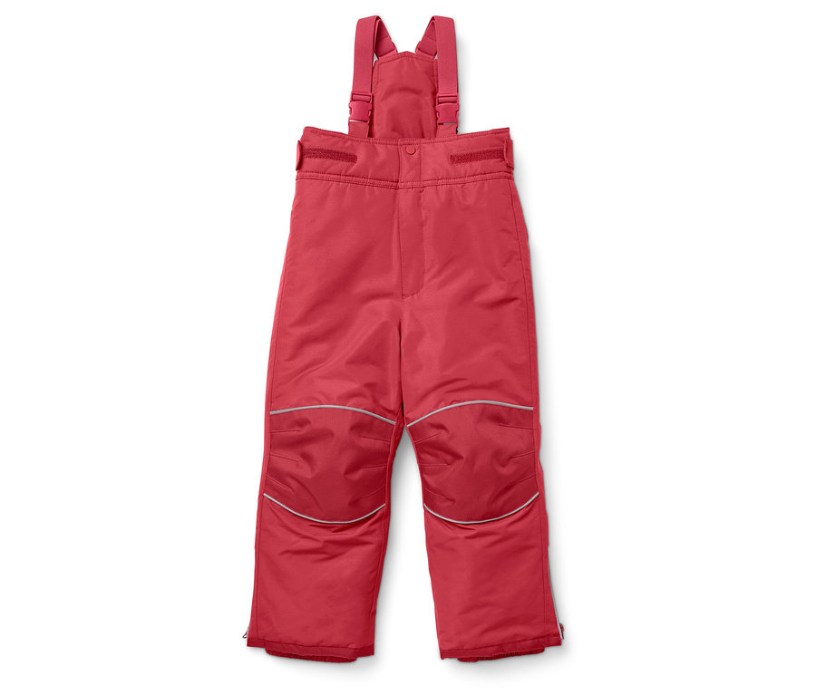 Eine rote Kinder-Skihose mit Latz liegt auf einem weißen Hintergrund.