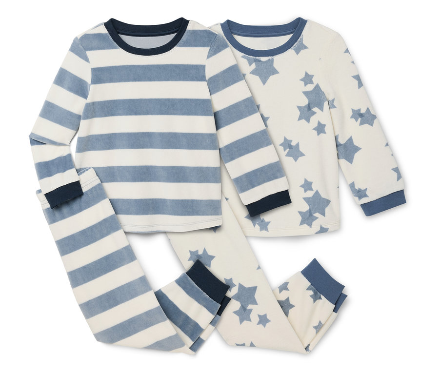 Zwei Sets von Kinderpyjamas, bestehend aus langärmligen Oberteilen und Hosen. Ein Pyjama ist blau-weiß gestreift, der andere hat blaue Sterne auf weißem Grund.