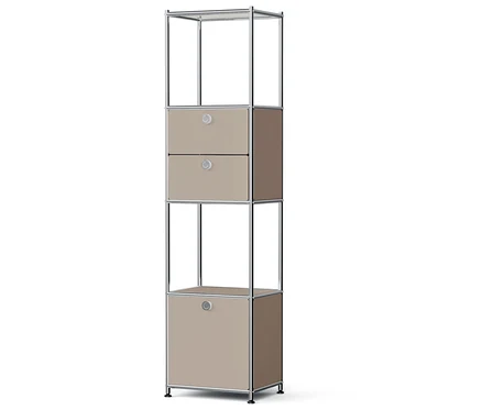 Schmales modulares Regal mit silbernem Rahmen und beigen Schubladen.