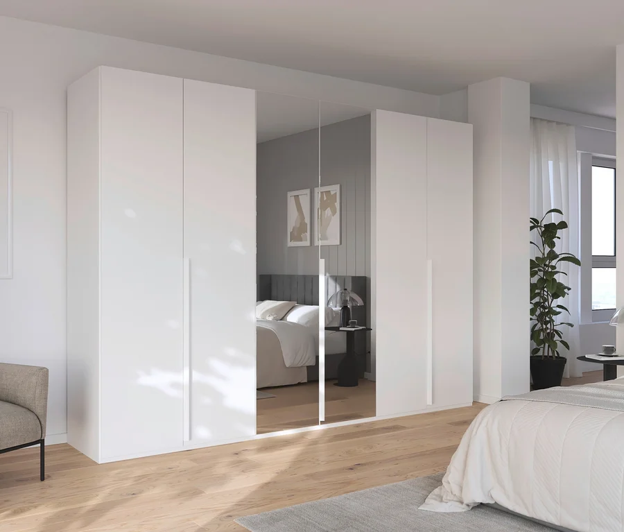 Schlafzimmer mit weißen Schränken und Bett.