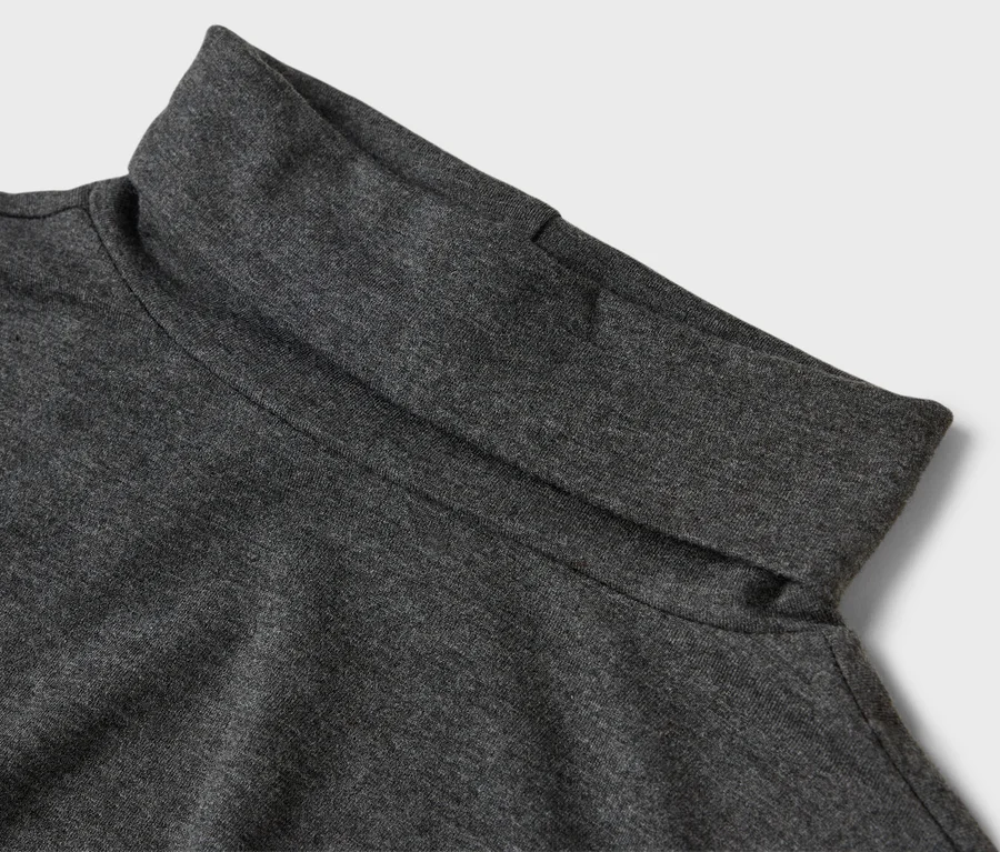 Detailaufnahme eines grauen Rollkragenpullovers.