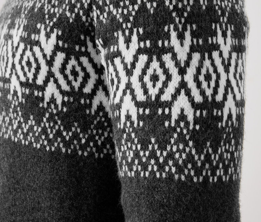 Detailaufnahme einer grauen Wollhose mit Fair-Isle-Muster.