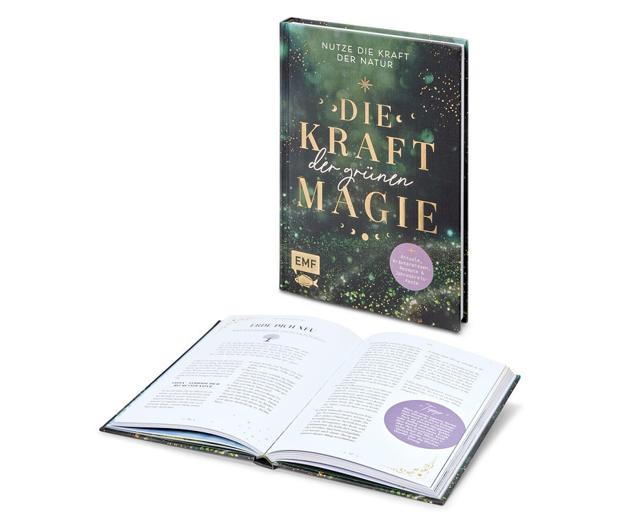 Ein aufgeschlagenes Buch liegt vor einem stehenden Buch mit dem Titel 'Die Kraft der grünen Magie'.