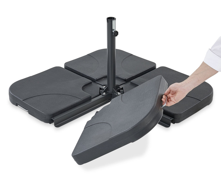 Eine Hand platziert eine Platte in ein Leco Plattenset für Kreuzständer.