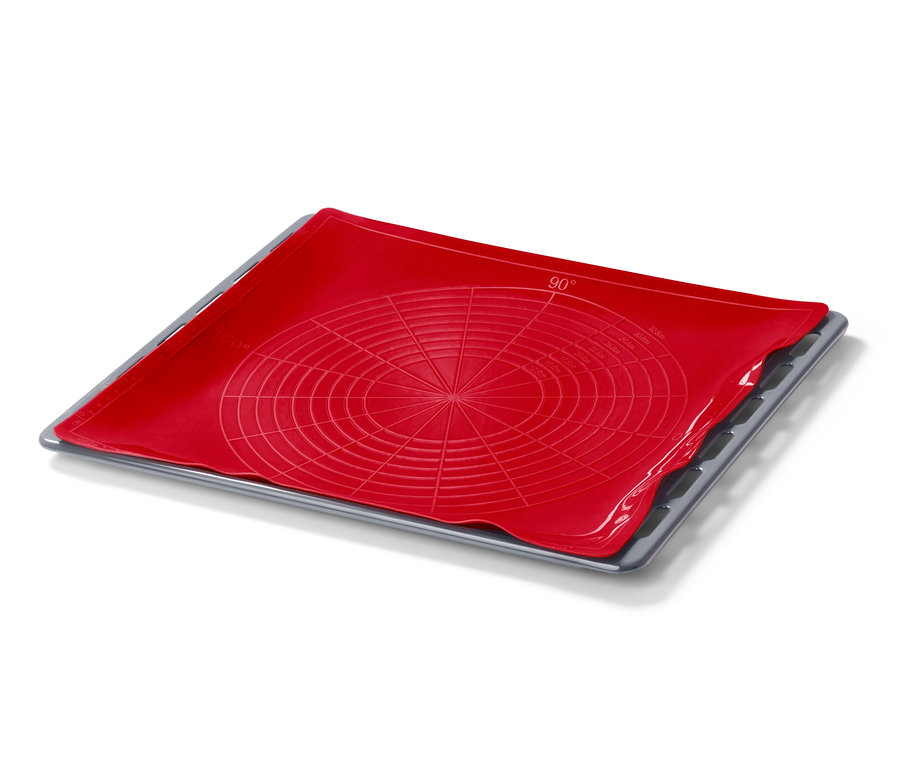 Eine rote Dauerbackmatte liegt auf einem grauen Backblech.