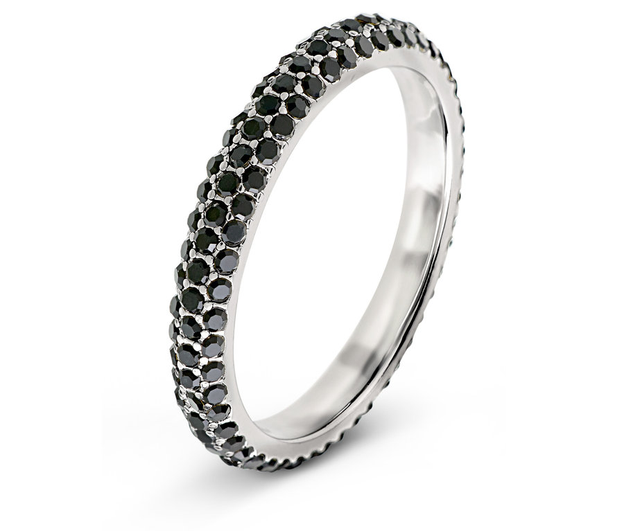 Detailaufnahme eines silbernen Rings mit zwei Reihen schwarzer Steine.