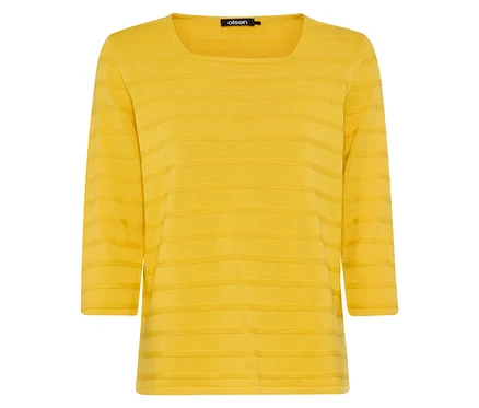 Gelber Olsen-Pullover mit 3/4-Ärmeln und horizontalen Streifen.