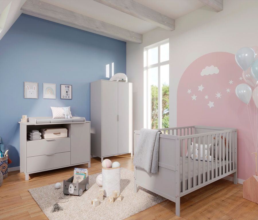 Kinderzimmer mit grauen Möbeln, Gitterbett und Kommode mit Wickelaufsatz »Alkmaar« breit.