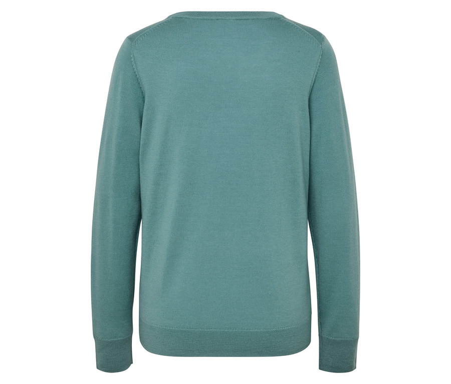 Rückansicht eines hellblauen Langarmpullovers.