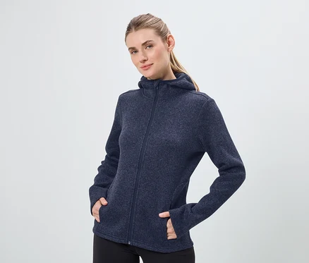 Frau trägt eine dunkelblaue Kapuzenjacke mit Reißverschluss und eine schwarze Hose.