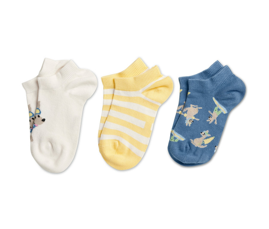 Drei Paar Kinder-Sneakersocken mit verschiedenen Motiven: Känguru, gelbe Streifen und blaue mit Kängurus.