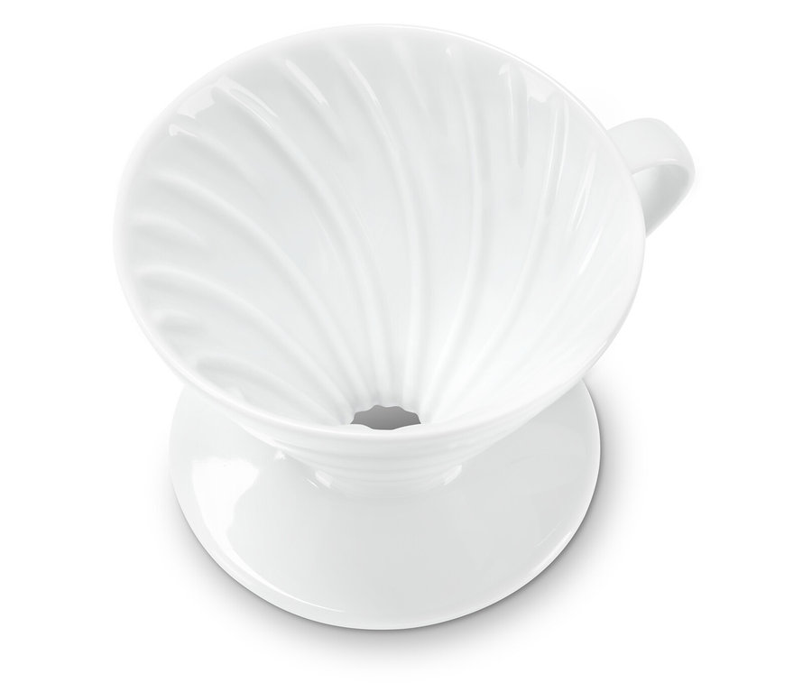 Weißer Keramik-Kaffeefilter mit Griff auf weißem Hintergrund.