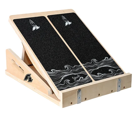 Das F2 Step on Balance Board ist aus hellem Holz gefertigt und hat zwei geneigte, schwarz beschichtete Flächen mit weißen Wellenlinien.