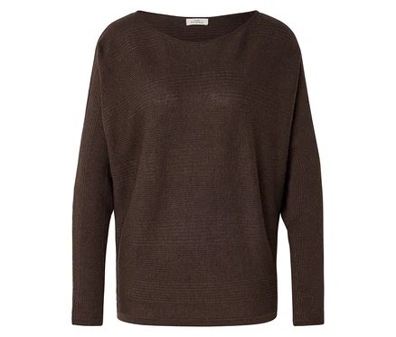 Ein brauner, gerippter Pullover mit langen Ärmeln liegt auf einer weißen Oberfläche.