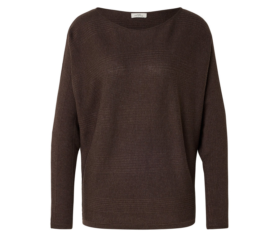 Ein brauner, gerippter Pullover mit langen Ärmeln liegt auf einer weißen Oberfläche.