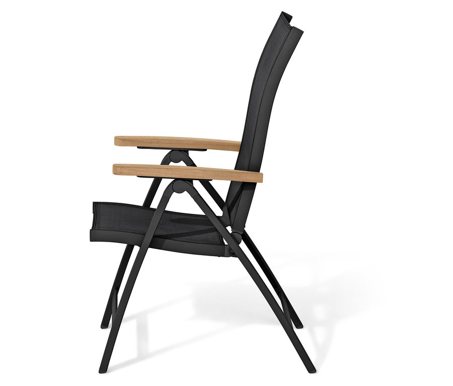 Seitenansicht eines schwarzen Klappstuhls mit Armlehnen aus Holz.