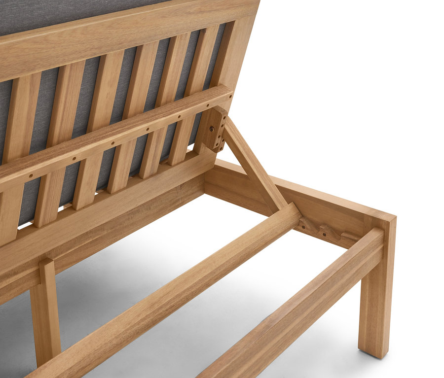 Detailansicht einer hölzernen Gartenliege mit grauer Polsterung.